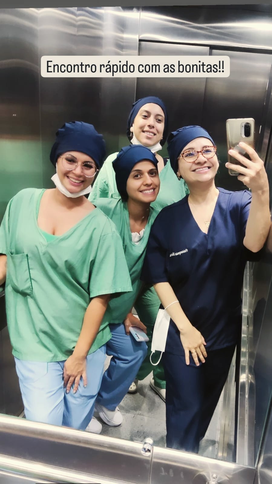 Encontro de alunas no elevador do hospital
